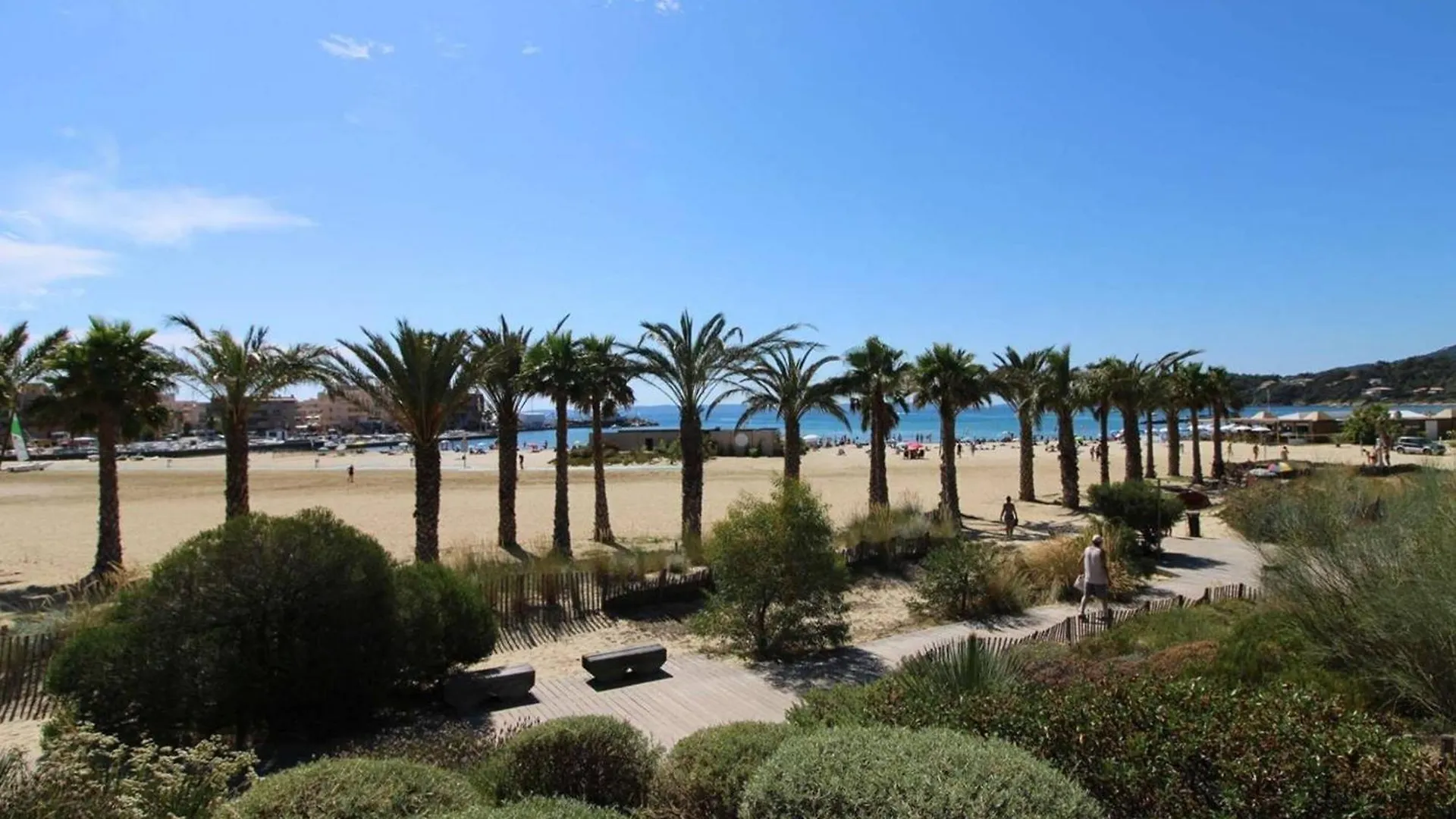 Appartement T2 Proche Plage Et Commerces, 4 Couchages, Bormes-Les-Mimosas - Fr-1-251-765 0*,  Francie